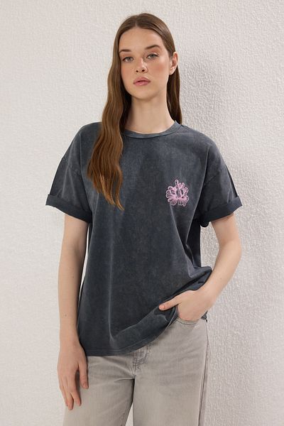 Trendyol Collection Antracitová praná přední a zadní strana s potiskem Oversize/Wide Fit Pletené tričko Twoss25Ts00120