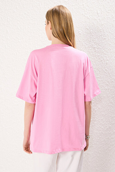 Trendyol Collection Rosa 100 % Baumwolle, Farbblock-City-Print, übergroßes/breite Passform, gestricktes T-Shirt TWOSS24TS00079