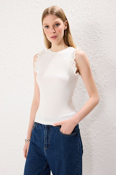 Trendyol Collection Ecru Fitted/Fitted Ruffled Ribbed Stretchy Knitted Blouse Twoss25Bz00237