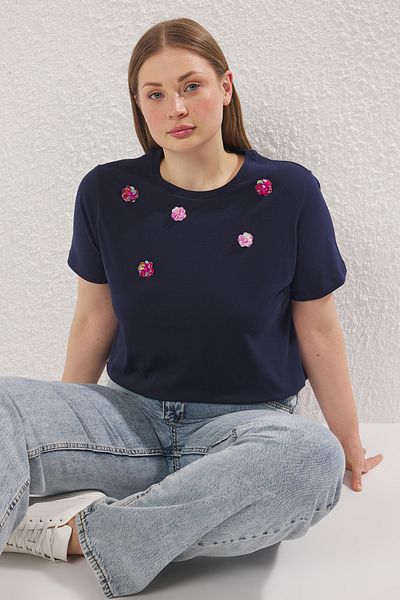 Trendyol Curve Μπλουζάκι Navy Blue πλεκτό μεγάλου μεγέθους με αξεσουάρ λουλουδιών TBBSS25BF00045