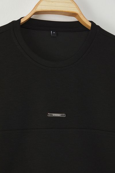 Trendyol Collection Μαύρο μπλουζάκι Interlock Oversize/Wide Cut με μεταλλική ετικέτα