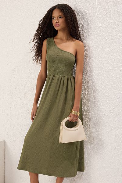 Trendyol Collection Khaki Midi kötött ruha - egyujjú, egyenes, ráncos textúrájú TWOSS25EL00540