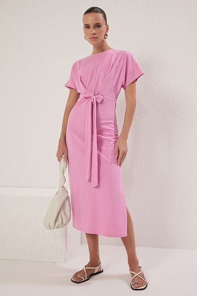 Trendyol Collection Hellrosa, 100 % Baumwolle, tailliertes Midi-Strick-Bleistiftkleid mit Schlitz und Bindedetail TWOSS21EL0404