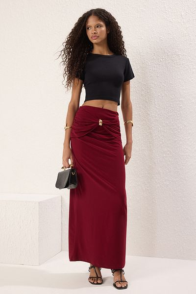 Trendyol Collection Weinroter, goldfarbener, detaillierter, flexibler Maxi-Strick-Fischrock TWOSS25ET00110