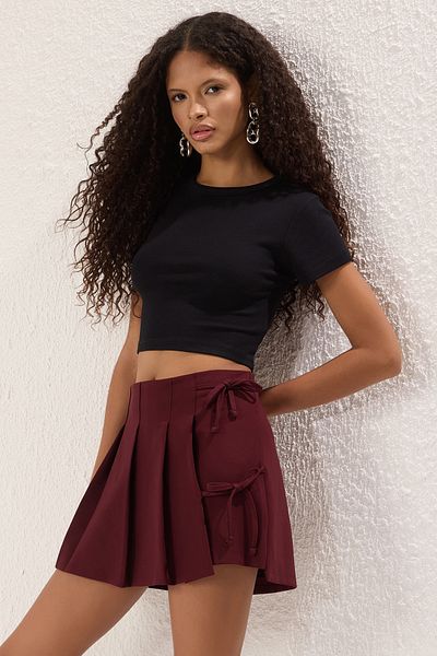 Trendyol Collection Burgunderfarbener, plissierter, detaillierter Mini-Shortsrock mit Schleife TWOSS25SR00067