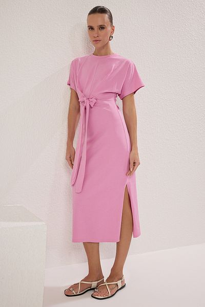 Trendyol Collection Hellrosa, 100 % Baumwolle, tailliertes Midi-Strick-Bleistiftkleid mit Schlitz und Bindedetail TWOSS21EL0404
