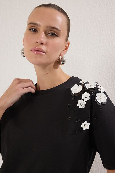 Trendyol Collection Tricou negru tricotat supradimensionat cu detaliu accesoriu - TWOSS25TS00030