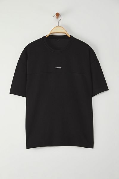 Trendyol Collection Μαύρο μπλουζάκι Interlock Oversize/Wide Cut με μεταλλική ετικέτα