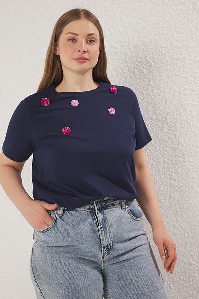 Trendyol Curve Μπλουζάκι Navy Blue πλεκτό μεγάλου μεγέθους με αξεσουάρ λουλουδιών TBBSS25BF00045