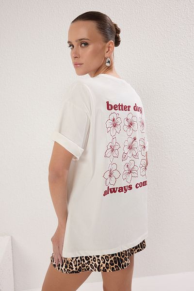 Trendyol Collection Gestricktes T-Shirt – Ecru, 100 % Baumwolle, breite Passform, Aufdruck vorne und hinten, TWOSS25TS00059