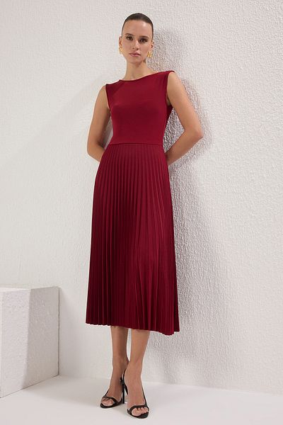 Trendyol Collection Ärmelloses, dehnbares, gestricktes Midikleid mit Plissee-Futter in Burgunderrot TWOSS24EL00785