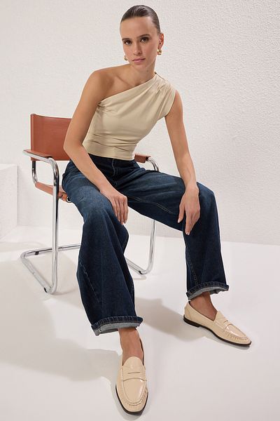 Trendyol Collection Stretch-Strickbluse mit asymmetrischer Einschulterpolsterung aus Stein TWOSS24BZ00133