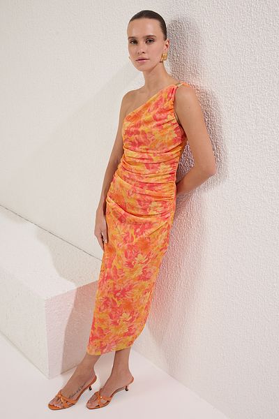 Trendyol Collection Dehnbares Tüll-Midi-Bleistiftkleid – Orange mit einem Ärmel und Accessoire-Detail, TWOSS24EL00174