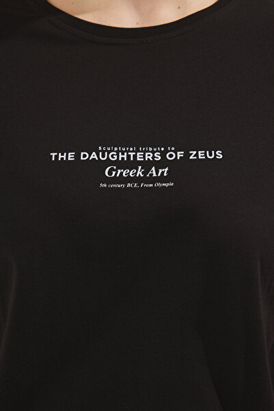 Trendyol Curve Тениска с принт Renaissance с кройка Boyfriend, черна - кръгло деколте, голям размер TBBSS25BF00049