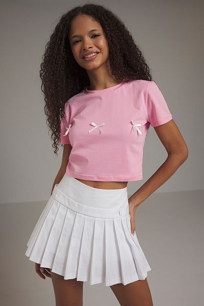 Trendyol Collection Růžové pletené tričko Crop - krátký rukáv, detail mašle TWOSS24TS00248
