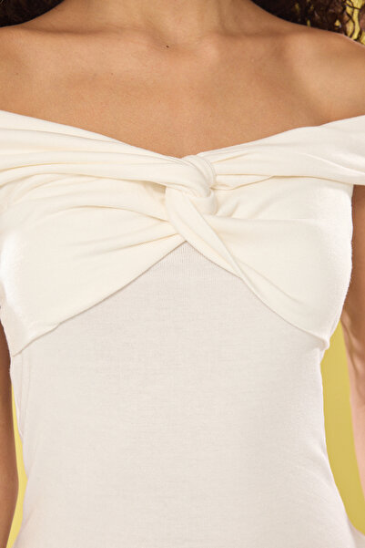 Trendyol Collection Ecrufarbene Strickbluse mit Carmen-Ausschnitt – Knotendetail, körperbetont TWOSS25BZ00369