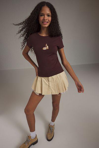 Trendyol Collection Dunkelbraune, taillierte, kurzärmlige, dehnbare Bluse mit Gazelle-Stickerei TWOSS25BZ00462