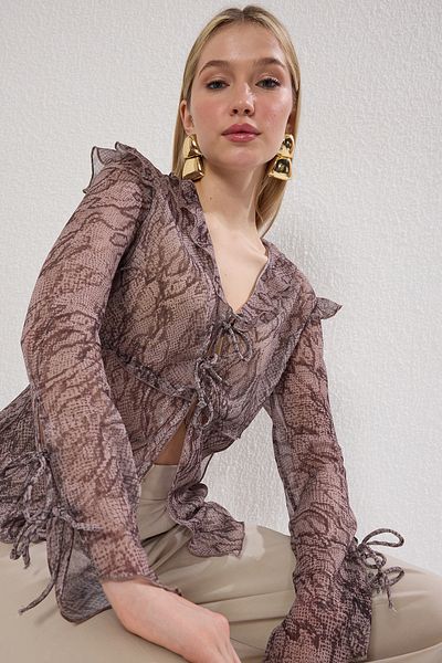 Trendyol Collection Transparente Chiffonbluse mit Schlangenmuster und Bindedetail – TWOSS25BZ00427