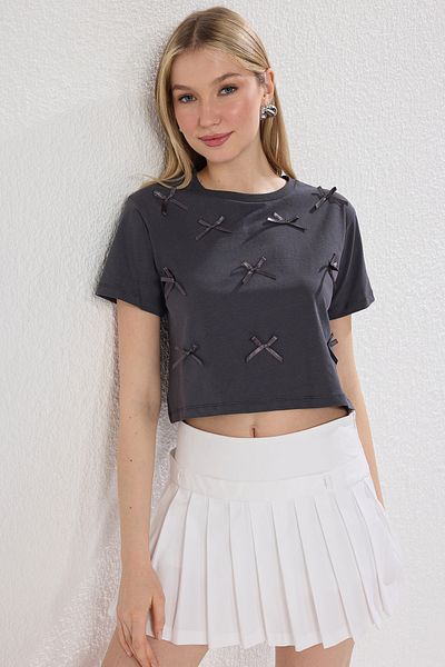 Trendyol Collection Pletené tričko v antracitové barvě – 100% bavlna, detail mašle, Regular Fit Twoss25Ts00087