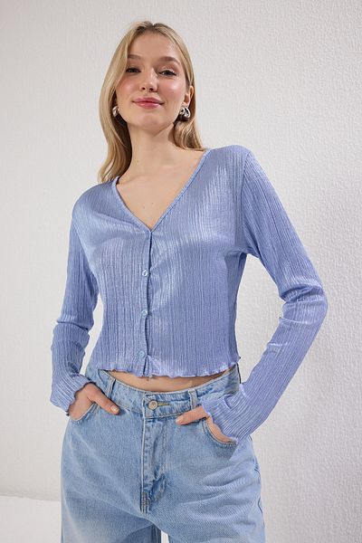 Trendyol Collection Hellblaue, plissierte, geknöpfte, dehnbare Strickbluse TWOSS25BZ00269