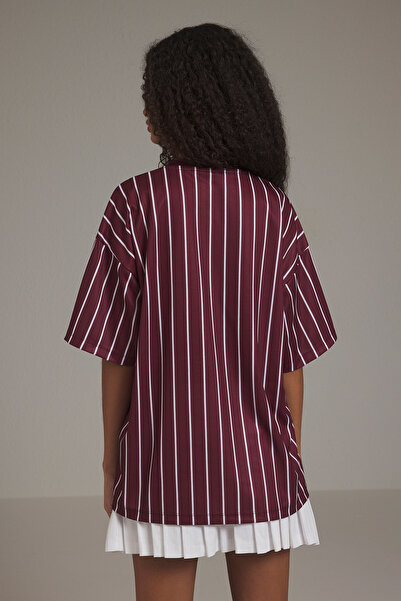 Trendyol Collection Μπορντό ριγέ και σλόγκαν με στάμπα μπλουζάκι πλεκτό μεγάλου μεγέθους/φαρδιά εφαρμογή TWOSS25TS00119