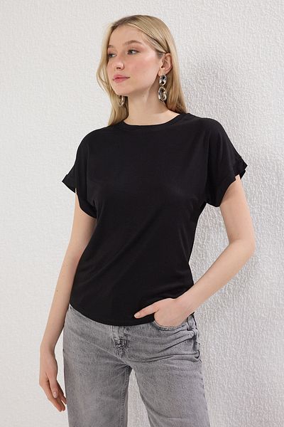 Trendyol Collection Czarna koszulka z dzianiny z wiskozy o regularnym/normalnym kroju i okrągłym dekoltem TWOSS25TS00167