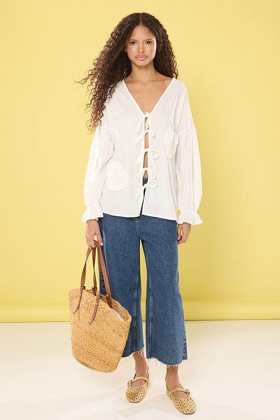 Trendyol Collection Λευκή μπροστινή υφαντή μπλούζα με κορδόνι με κέντημα καρδιάς TWOSS25BZ00109