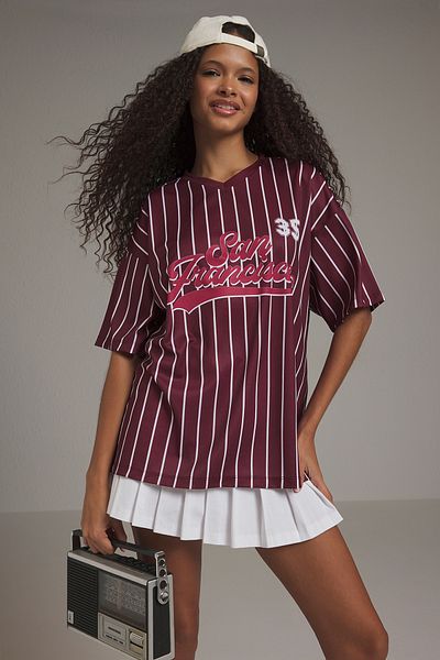 Trendyol Collection Burgunderrotes gestreiftes Oversize-T-Shirt mit Slogan-Aufdruck TWOSS25TS00119