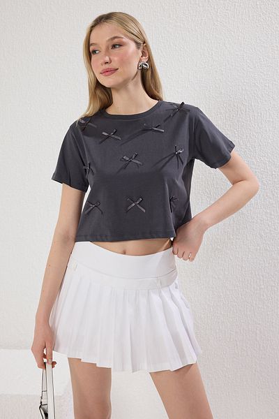 Trendyol Collection Pletené tričko v antracitové barvě – 100% bavlna, detail mašle, Regular Fit Twoss25Ts00087