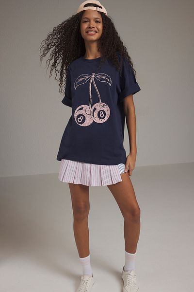 Trendyol Collection Πλεκτό μπλουζάκι με στάμπα Cherry Navy Blue Oversize - TWOSS25TS00122