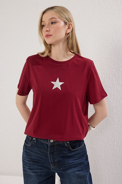Trendyol Collection Burgunderfarbenes Strick-T-Shirt mit Sternenmuster – 100 % Baumwolle, Rundhalsausschnitt, normale Passform TWOSS24TS00095