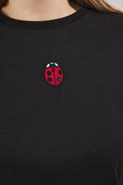 Trendyol Curve Чорна сорочка з вишивкою на шиї з кроп-ормом великого розміру TBBSS25BF00015