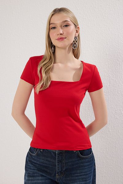 Trendyol Collection Rote, körperbetonte Bluse mit quadratischem Ausschnitt – TWOSS25BZ00378