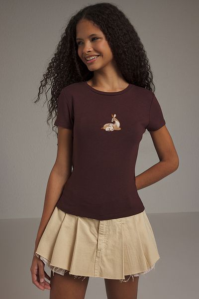 Trendyol Collection Dunkelbraune, taillierte, kurzärmlige, dehnbare Bluse mit Gazelle-Stickerei TWOSS25BZ00462