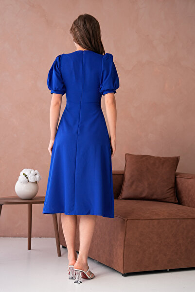 bayansepeti Сакс Синя атласна тканина з ґудзиками та аксесуарами, V-подібний виріз, рукави-ліхтарики, дзвіноподібний крій, міді-вечірня сукня 153