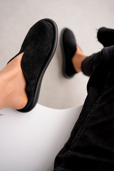 selinshoes Дамски мокасини Denny от естествена кожа с овален връх и V-образен детал - ЧЕРНИ
