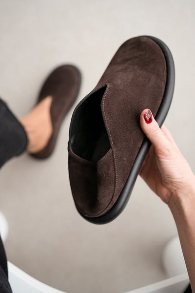 selinshoes Dámská mokasína Denny z pravé kůže s oválnou špičkou a V s podrobným popisem - HNĚDÁ