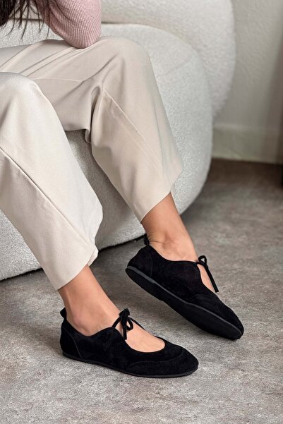 NİŞANTAŞI SHOES Ballerinas „Tokyo“ aus schwarzem echtem Wildleder mit einem Riemen und flacher Sohle für Damen