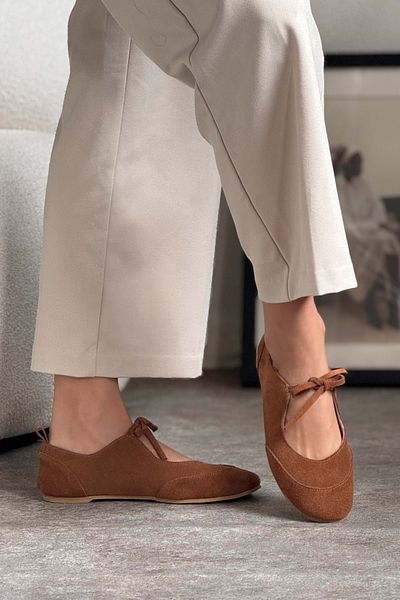 NİŞANTAŞI SHOES Tokyo Tan Damen-Ballerinas aus echtem Wildleder mit einem Riemen und flacher Sohle