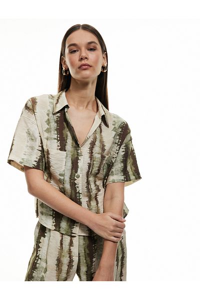 Koton Cămașă crop cu mânecă scurtă din viscoză, cu buzunar dublu, cu model Tie-Dye