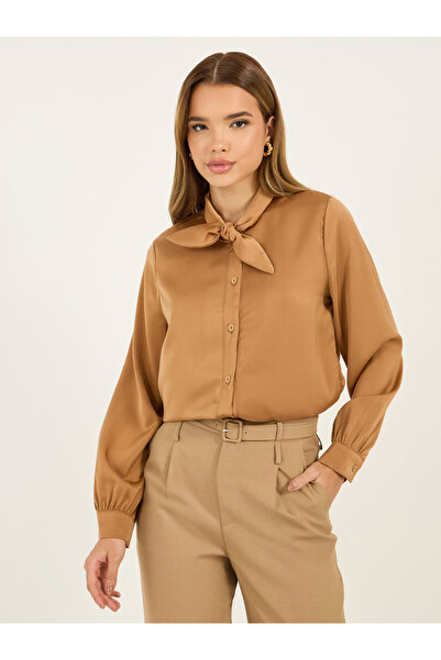 Styli بلوزة سادة بقصّة عادية مع تفاصيل رباط حول الرقبة