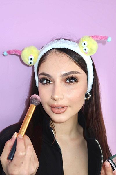 TAKIŞTIR رباط شعر من القطيفة باللون الأبيض مع شكل وحش
