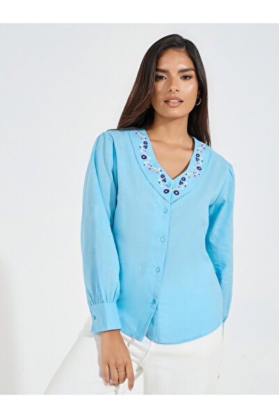 Styli بلوزة مطرزة بفتحة رقبة على شكل حرف V وأزرار