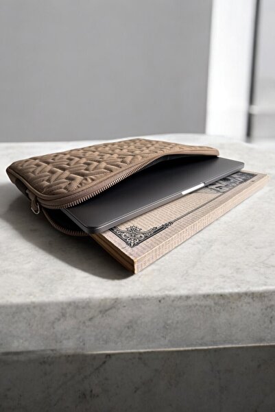 Aggu Bebe MacBook Air Pro 15'' and 16'' Quilted Laptop Bag - Strap Case Cream