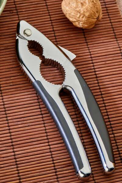 Milenay Professional Shark Design Walnut Nut Crusher, Stainless Metal Nuts Crushing Machine