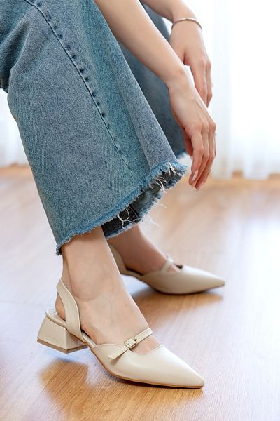DİVOLYA Lovis Beige Pointed Toe Heeled Shoes with Helmet on the Front (4 cm Heels)