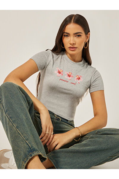 Styli تي شيرت قصير ملائم بطبعة رسومية زهرية صغيرة