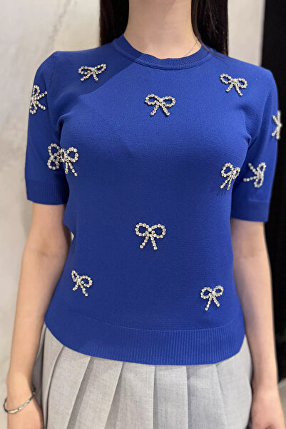 GÜLSELİ Dámská halenka s krátkým rukávem a detailním výstřihem saxově modrého kamene