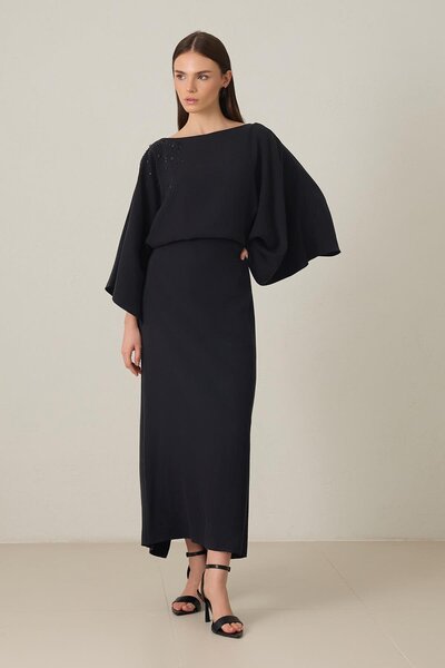 Setre Rochie neagră cu mânecă lungă, cu croială îngustă, cu cu pietre aplicate bretele la talie, lungime midi