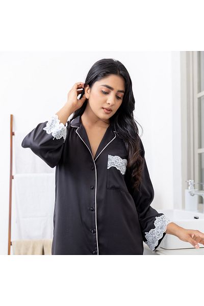 Aadaraya قميص نوم من الساتان مع تفاصيل الدانتيل